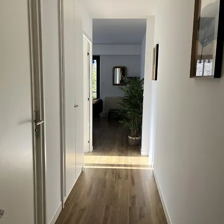 Superbe T2 Avec Balcon Et Parking, Idéalement Situé à - Fr-1-374-200 *