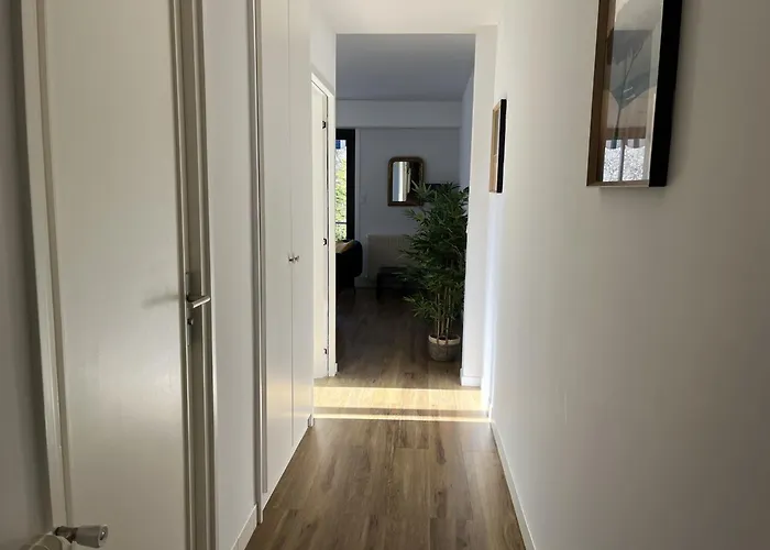 Superbe T2 Avec Balcon Et Parking, Idealement Situe A - Fr-1-374-200 *